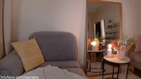 Laura Lee. online show from 04.09.26