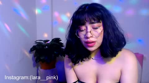laura_pink01 online show from 01.18.25