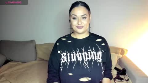 Snapshot of laura_sinner chatting on 10.23.25 Laura online show from 10.23.25