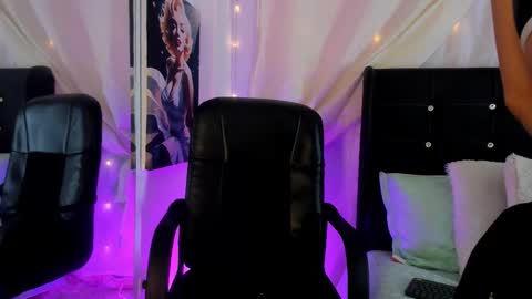 Laura Blue online show from 10.20.25