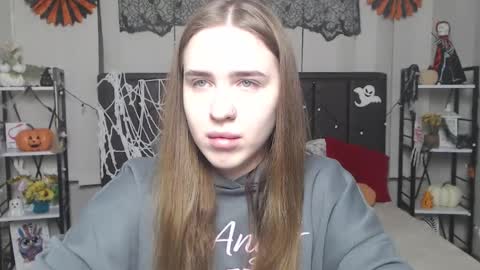 LauraHlot online show from 10.29.25