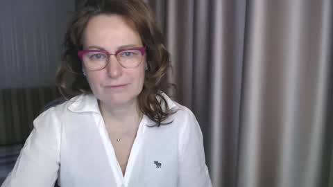 Lauraoven1 online show from 01.06.25