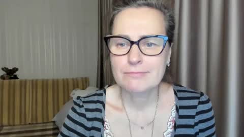 Lauraoven1 online show from 02.18.25