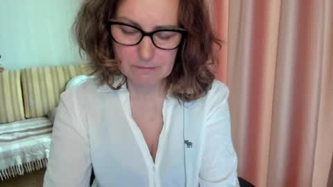 Snapshot of lauraoven1 chatting on 05.17.26 Lauraoven1 online show from 05.17.26