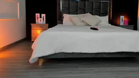 Lauren Weels online show from 11.25.25