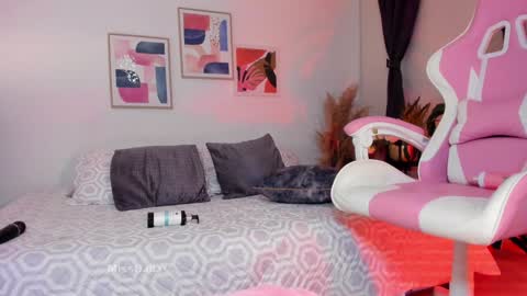 Snapshot of lauren__dallass chatting on 12.12.24 MissLauren online show from 12.12.24