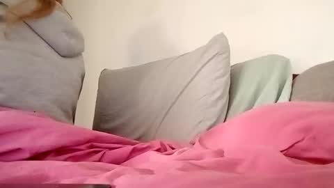 Snapshot of lauriehotxxx chatting on 11.15.25 lauriehotxxx online show from 11.15.25