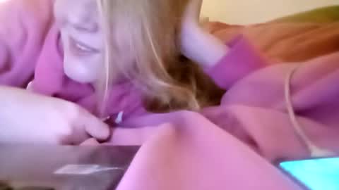 Snapshot of lauriehotxxx chatting on 11.22.25 lauriehotxxx online show from 11.22.25