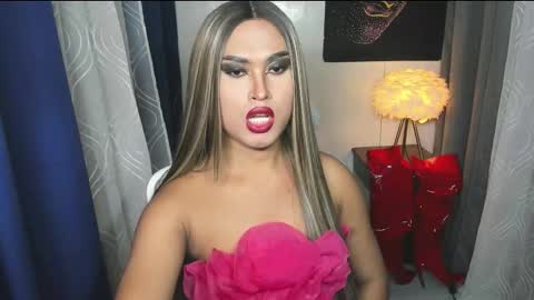 Snapshot of lavictoria_ladyboy chatting on 09.24.25 Victoria online show from 09.24.25