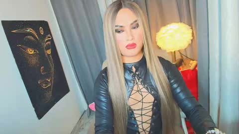 Snapshot of lavictoria_ladyboy chatting on 10.04.25 Victoria online show from 10.04.25