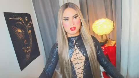 Snapshot of lavictoria_ladyboy chatting on 10.05.25 Victoria online show from 10.05.25