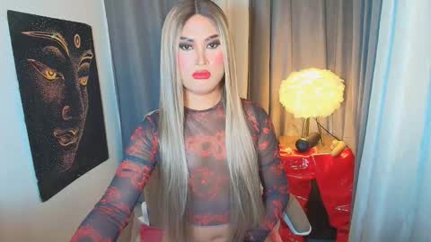 Snapshot of lavictoria_ladyboy chatting on 10.06.25 Victoria online show from 10.06.25