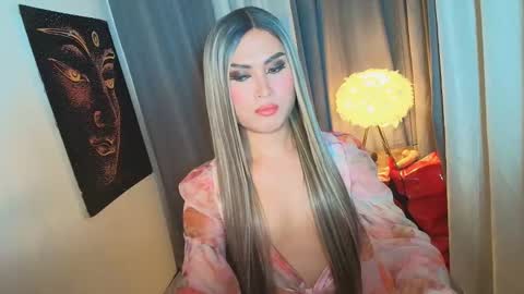 Snapshot of lavictoria_ladyboy chatting on 10.13.25 Victoria online show from 10.13.25