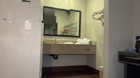 layla online show from 10.25.25