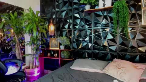 Layla online show from 11.25.25