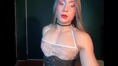 Snapshot of layla_dominac chatting on 01.11.26 Layla help me with your thumbs up its important online show from 01.11.26