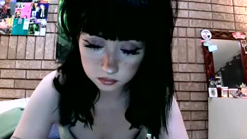 Snapshot of laylakills chatting on 02.06.25 Layla Kills online show from 02.06.25