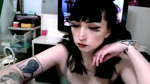 Snapshot of laylakills chatting on 03.01.25 Layla Kills online show from 03.01.25