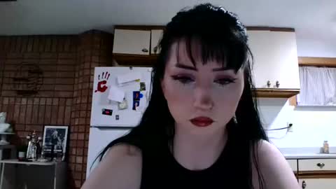 Snapshot of laylakills chatting on 09.20.25 Layla Kills online show from 09.20.25