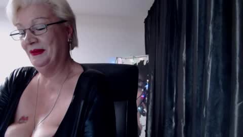 Layla online show from 12.06.24