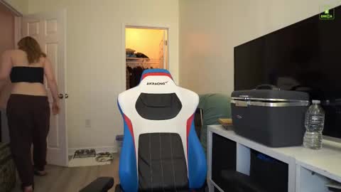 Layla Universe online show from 11.29.25