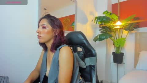 Snapshot of laylax_ chatting on 04.16.26 L A Y L A online show from 04.16.26