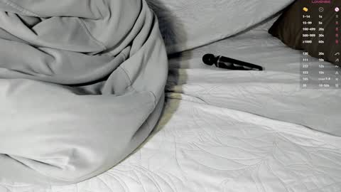 Snapshot of le__ah chatting on 09.17.25 Lea online show from 09.17.25