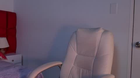 Lea Velle online show from 12.04.25