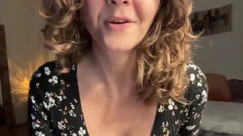 Leah Sparkles online show from 10.18.25