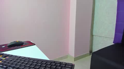 leamoreau__ online show from 11.02.25