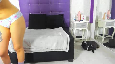 leamoreau__ online show from 11.05.25