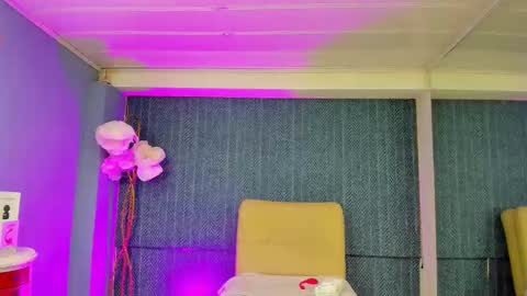 leamoreau__ online show from 12.21.25