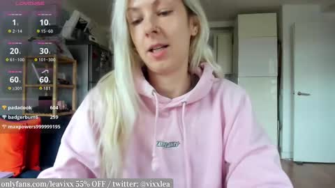 Snapshot of leavixx chatting on 10.31.25 LeaVixx online show from 10.31.25