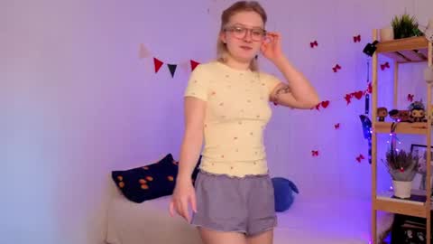 Snapshot of leazy_peasy chatting on 06.12.26 Ellie online show from 06.12.26