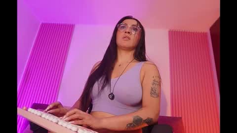 Snapshot of leila_petitee chatting on 02.10.26 Leila online show from 02.10.26