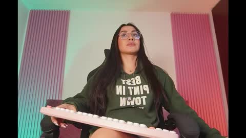 Snapshot of leila_petitee chatting on 02.22.26 Leila online show from 02.22.26