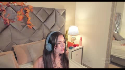 Leizathompson online show from 10.27.25