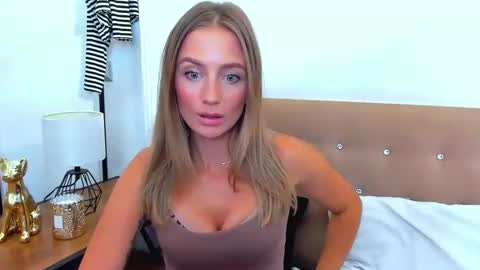 Snapshot of lena_sexi chatting on 10.05.25 lena_sexi online show from 10.05.25