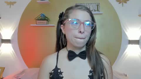 Snapshot of lenna_phillips chatting on 06.18.26 Lenna online show from 06.18.26