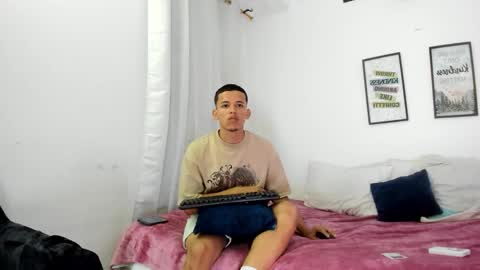 Snapshot of lenseu chatting on 12.16.25 LENSEU online show from 12.16.25