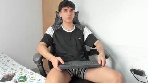 Snapshot of leo_jones389 chatting on 10.01.25 Leo Jones online show from 10.01.25
