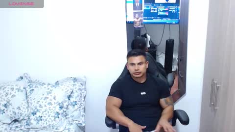 Snapshot of leo_muscleboy chatting on 10.07.25 Leo online show from 10.07.25