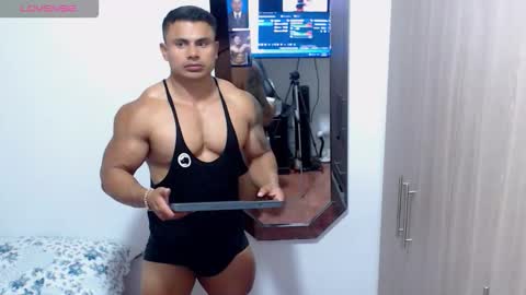 Snapshot of leo_muscleboy chatting on 10.10.25 Leo online show from 10.10.25