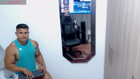 Snapshot of leo_muscleboy chatting on 10.12.25 Leo online show from 10.12.25