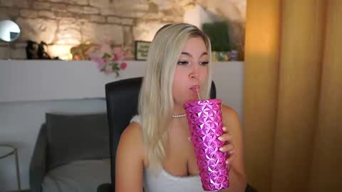 Snapshot of leokitty_ chatting on 11.18.25 leokitty online show from 11.18.25