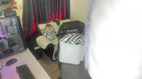 Snapshot of leon_1717 chatting on 12.28.24 Leon online show from 12.28.24