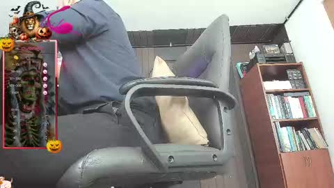 Snapshot of leon_1717 chatting on 10.04.25 Leon online show from 10.04.25