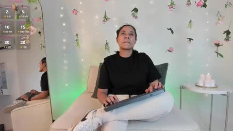 Snapshot of leon_glam chatting on 02.16.25 Leon online show from 02.16.25