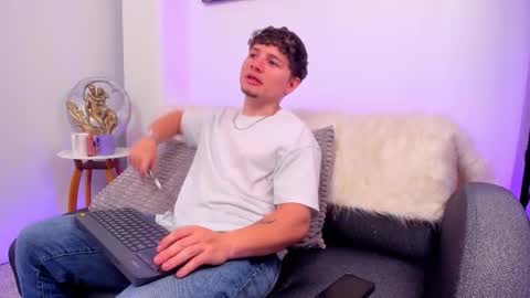 Leo  online show from 11.30.25