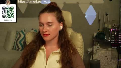 Snapshot of lesliekorfs chatting on 10.18.25 LeslieKorfs online show from 10.18.25
